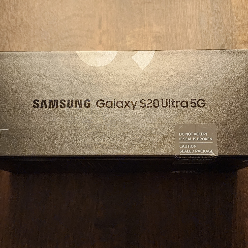 Samsung S20 Ultra 5G box with headphones
